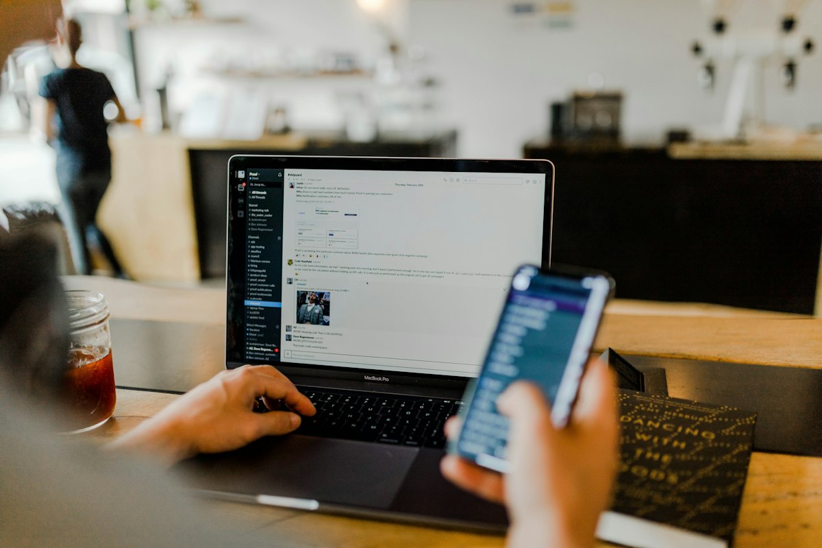Person am Laptop mit Fokus auf Datenschutz und Sicherheit